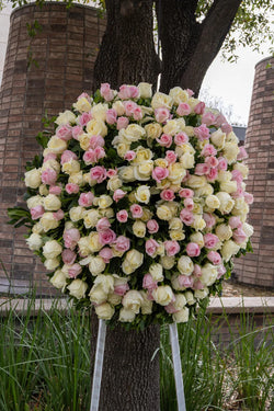 MAGDALENA, Corona fúnebre de rosas color rosado y blanco.