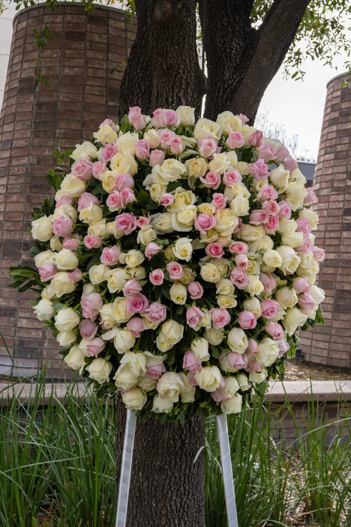 MAGDALENA, Corona fúnebre de rosas color rosado y blanco.