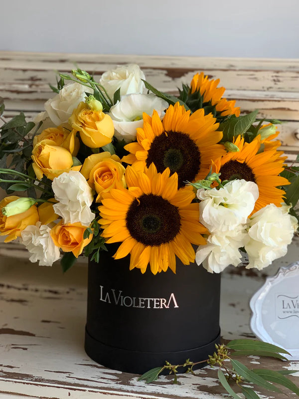 Siena, caja con girasoles, rosas y lisianthus