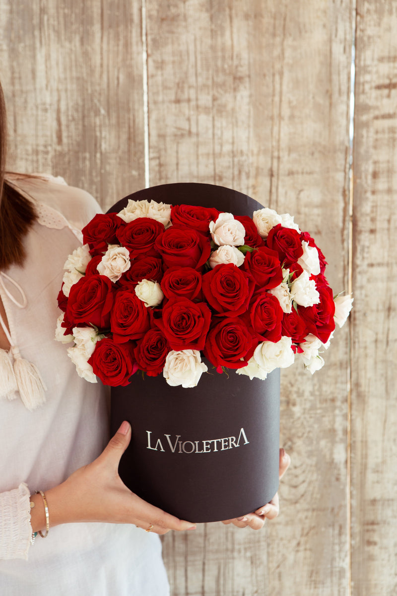 Milán, caja con rosas rojas y mini rosas