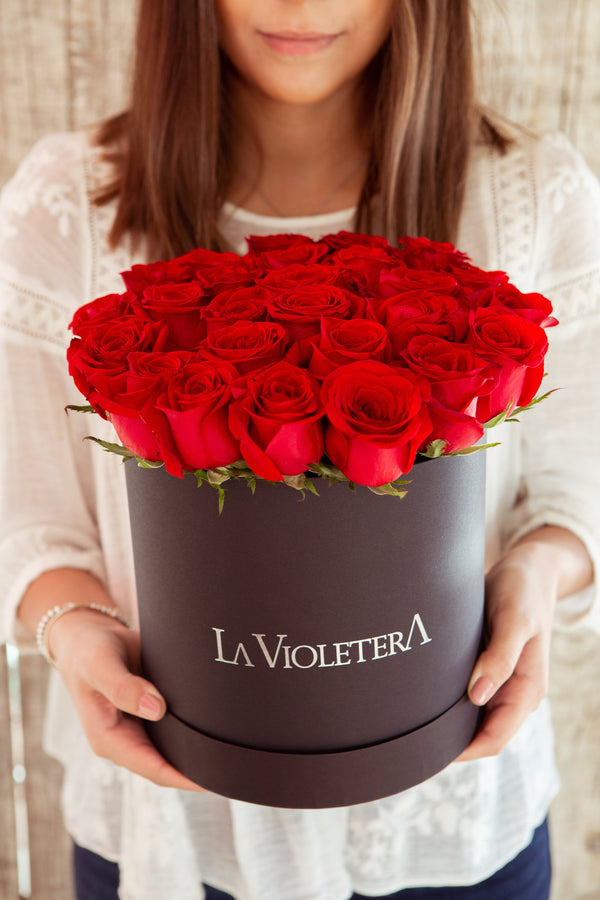 Julieta, caja con rosas rojas