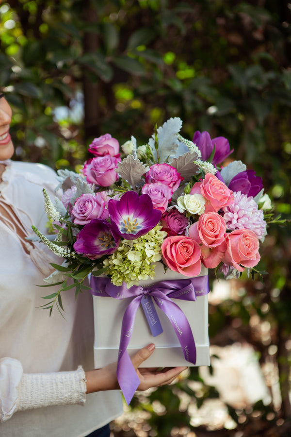 Karen, caja con tulipanes, rosas, hortensias