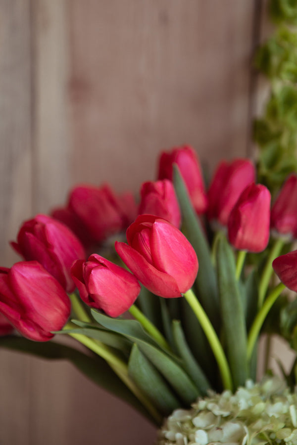 Leah, 10 arreglo de flores con tulipanes