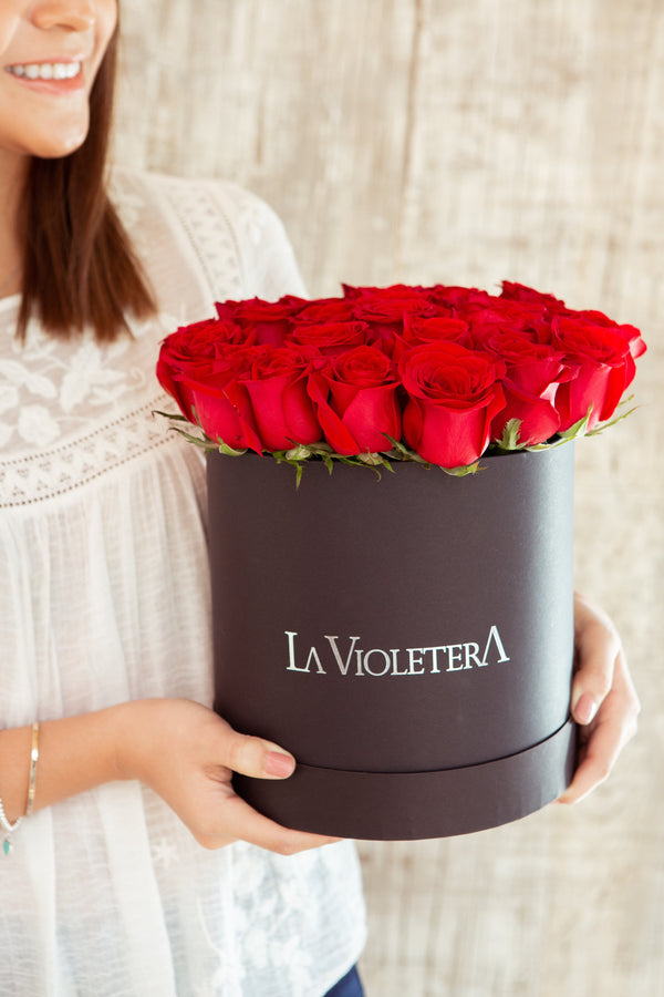 Julieta, caja con rosas rojas