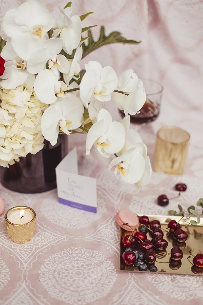 Alba, orquídeas con rosas rojas.