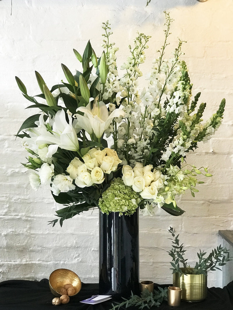 Camila, rosas blancas y variedad de flores