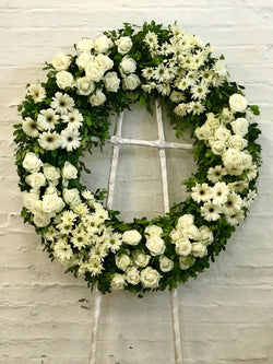 Consuelo, corona con rosas y variedad de flores naturales