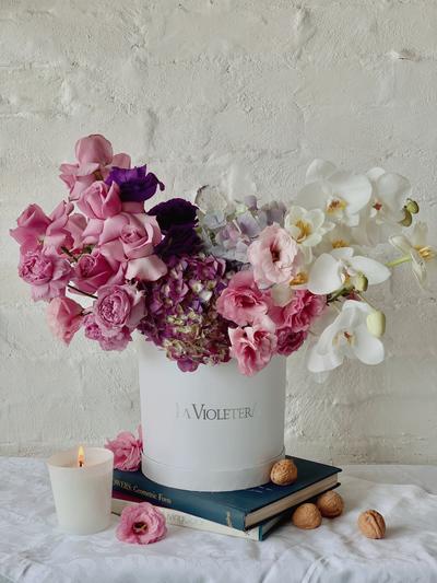 Liria, caja con rosas, lisianthus y orquídeas