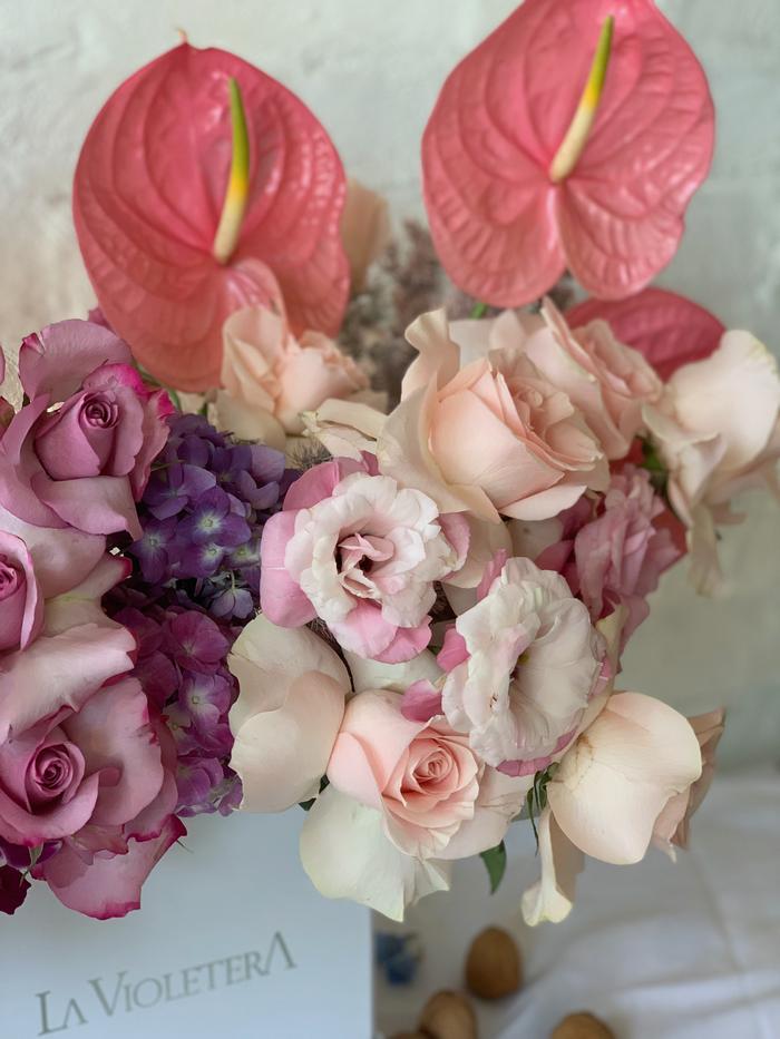 Melani, caja con rosas, anturios, lisianthus y mas flores .