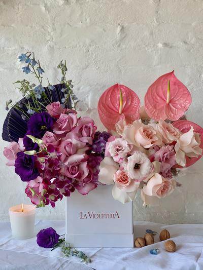 Melani, caja con rosas, anturios, lisianthus y mas flores .