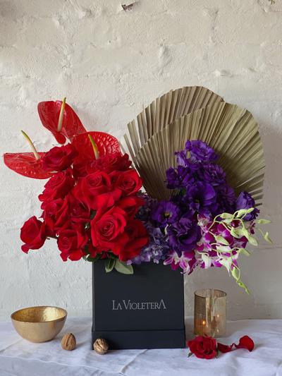 Milena, caja con rosas rojas y lisianthus morados