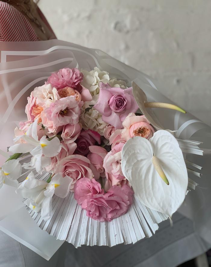 Olivia, rosas rosas, lisianthus y anthuriums blancas