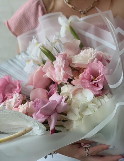 Olivia, rosas rosas, lisianthus y anthuriums blancas