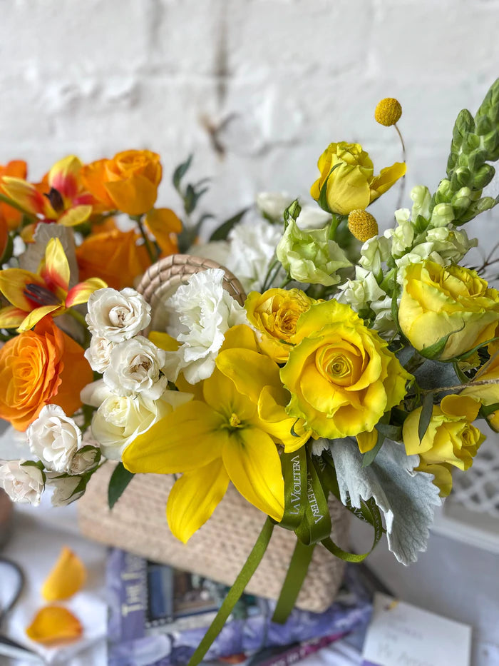 Sofía, exquisito diseño floral en tonos cálidos.