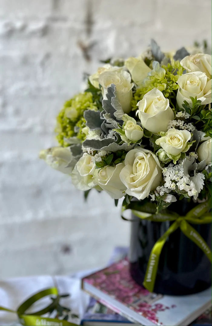 Paula, arreglo de flores con rosas y follajes.