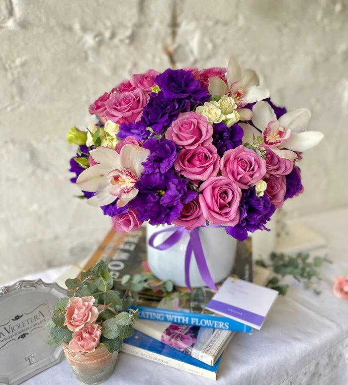 Anna, arreglo floral con orquídeas y lisianthus .