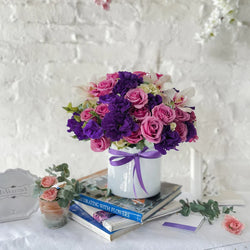 Anna, arreglo floral con orquídeas y lisianthus .