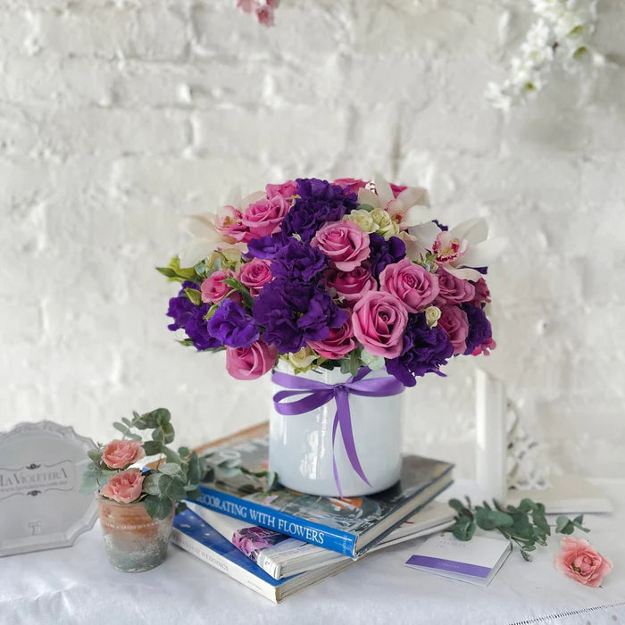 Anna, arreglo floral con orquídeas y lisianthus .