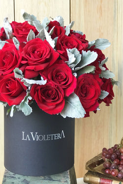 Londres, caja negra con rosas rojas y follaje