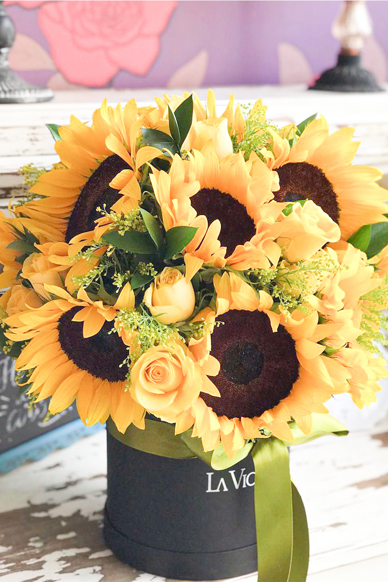 Sol, arreglo floral en caja con girasoles