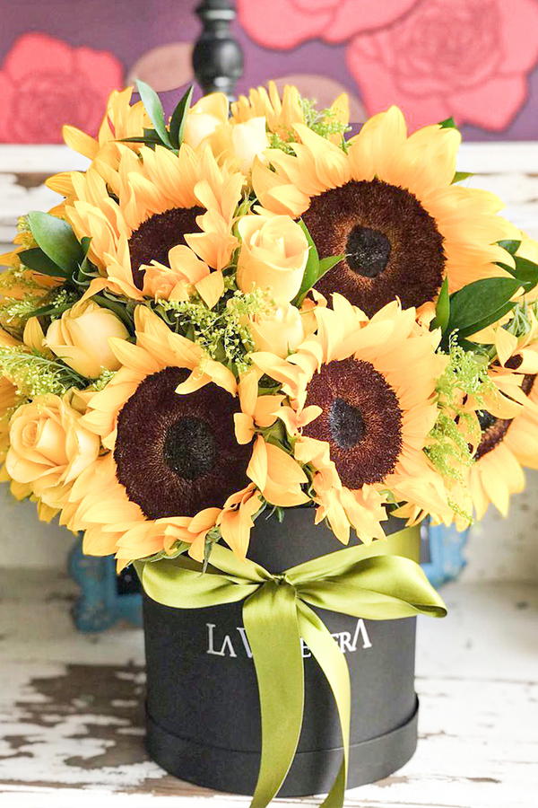 Sol, arreglo floral en caja con girasoles