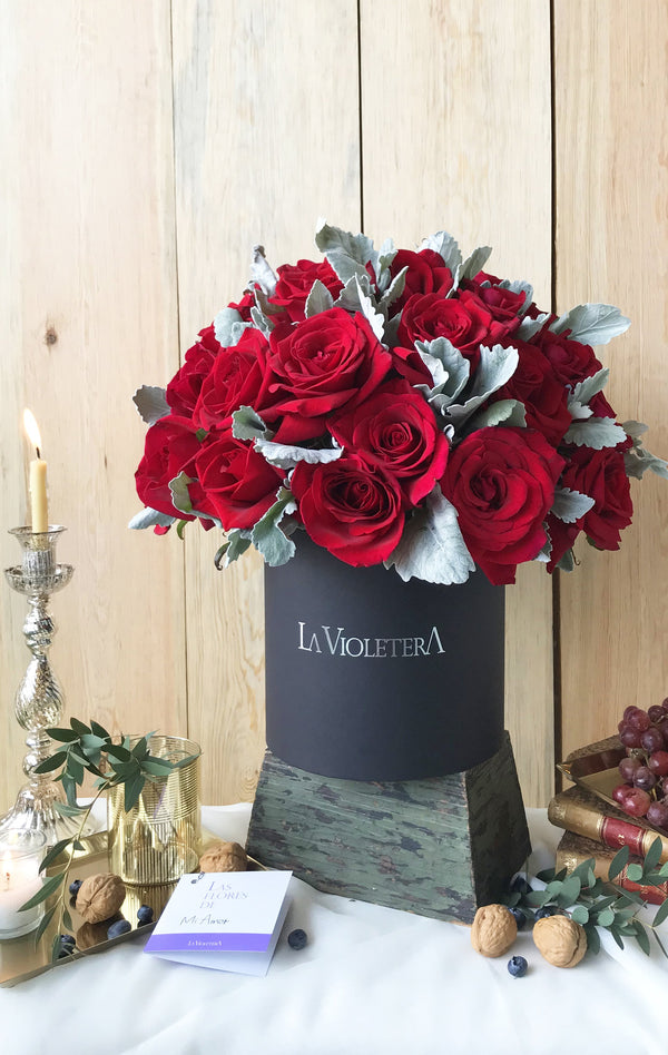 Londres, caja negra con rosas rojas y follaje