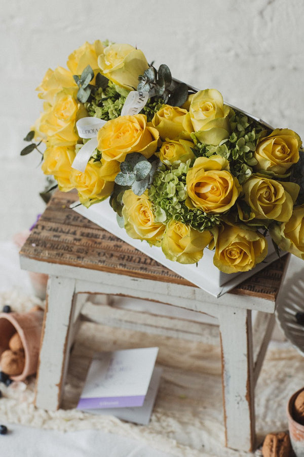 Regina, caja libro con rosas