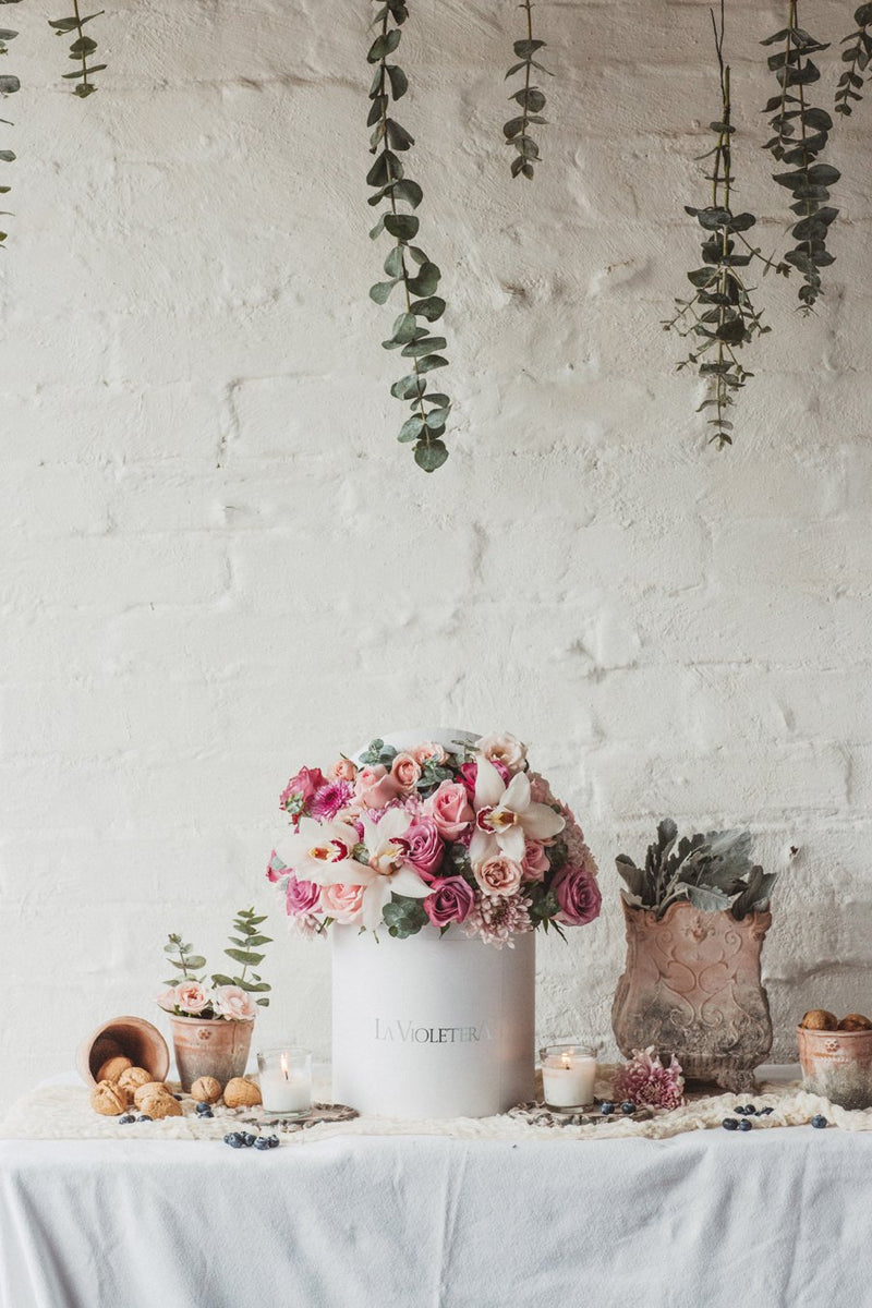 Catalina, caja con orquídeas , rosas y finas flores.