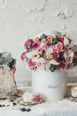 Catalina, caja con orquídeas , rosas y finas flores.