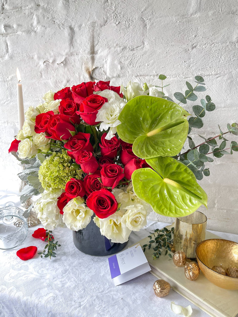 Victoria, rosas rojas y anturios y lisianthus.